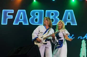 Hát những ca khúc quen thuộc một thời và bắt chước các vũ điệu ABBA.