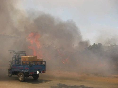 Cháy lớn khiến hàng trăm hộ dân thấp thỏm ảnh 1