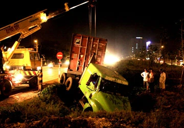 Tránh xe máy, xe container lao thẳng xuống hố ảnh 1