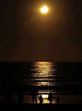 Nhật thực toàn phần hiếm có trên Thái Bình Dương ảnh 6