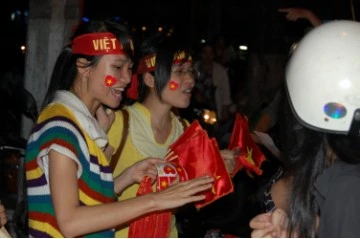 Cổ động viên "đi bão" sau chiến thắng của tuyển Việt Nam ảnh 3