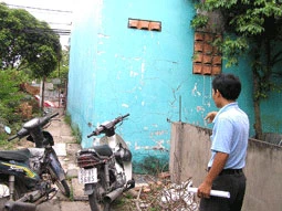 Bà Liêng xây tường ngăn lối đi chung.