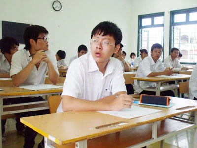 Chuẩn bị trước giờ thi của thí sinh tại Hội đồng thi Trường THPT Lý Thái Tổ, HN. Ảnh: Bảo Anh