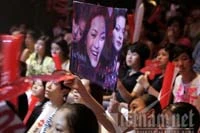 Fan hâm mộ của các ca sĩ chuẩn bị rất nhiều băng rôn, khẩu hiệu trong các đêm diễn. Ảnh: Phạm Hải