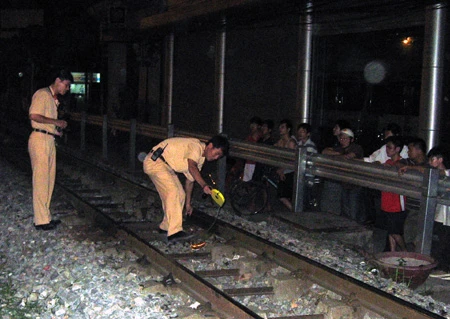 Lao qua rào chắn, một phụ nữ bị tàu hỏa đâm tử vong ảnh 1