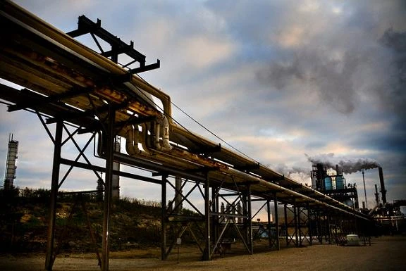 Giá xăng, dầu tiếp tục giảm mạnh. (Ảnh: Corbis)