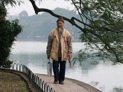 Người thổi tiêu bên hồ Hoàn Kiếm ảnh 1