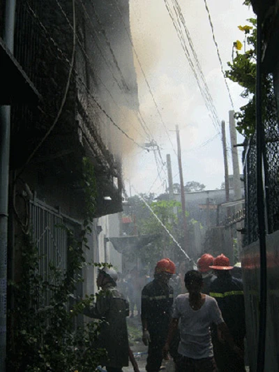 Quên tắt bếp ga, một ngôi nhà bị cháy ảnh 1