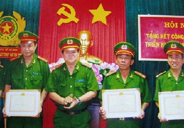 Nhọc nhằn cảnh sát truy nã ảnh 1