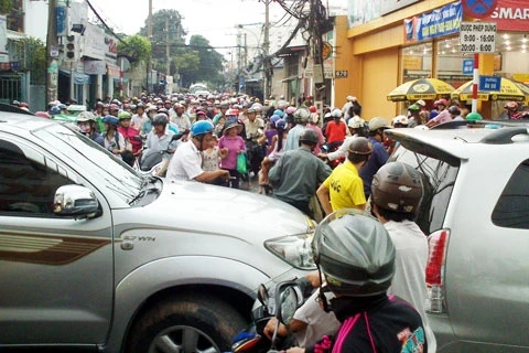 Sài Gòn mưa lớn, nhiều công chức trễ giờ làm ảnh 1