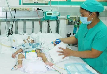 Trẻ sặc sữa, sặc cháo - chớ xem thường ảnh 1