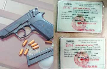 Khẩu súng và giấp phép cấp cho doanh nghiệp Thái Thanh.