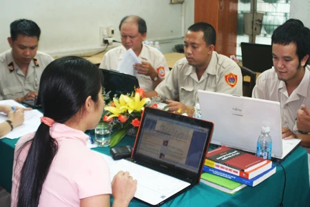 Chuyên viên Sở Xây dựng nghiên cứu tài liệu để trả lời chính xác. Ảnh Thanh Nhã