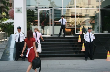 Ngày và đêm bảo vệ an toàn mục tiêu ảnh 1