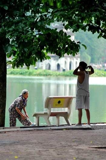 Thể dục buổi sáng ở Hà Nội ảnh 1