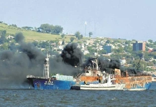 Có thủy thủ Việt Nam trên tàu cá cháy tại Uruguay ảnh 1