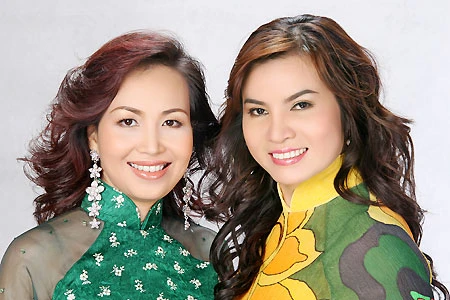 Hoa hậu Diệu Hoa (trái) và người đẹp Đoàn Thị Kim Hồng - hai thí sinh từng đại diện Việt Nam dự thi dự thi Mrs. World. Ảnh: Quang Dũng.