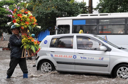 Hà Nội ngập trong cơn mưa lớn nhất từ đầu năm ảnh 8