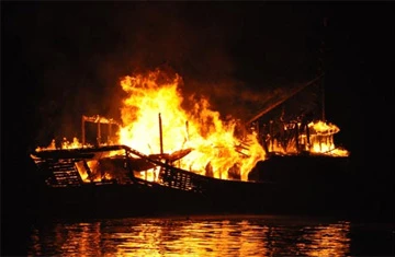 Tàu du lịch bốc cháy rồi chìm trên vịnh Hạ Long ảnh 4