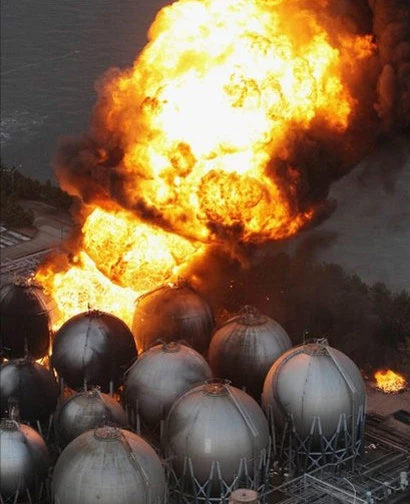 Quả cầu lửa khổng lồ ở Ichihara sinh ra do đám cháy ở nhà máy lọc dầu.