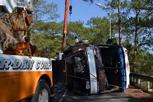 Lật xe trên đèo Prenn, 36 người thoát chết ảnh 1