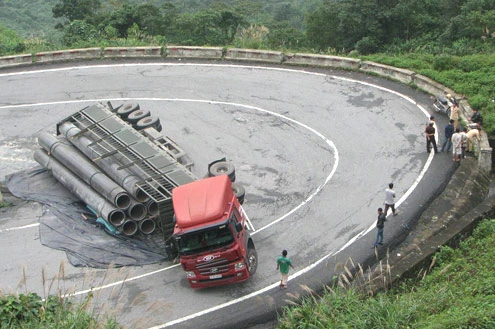 Lật xe trên đèo Hải Vân gây ách tắc gần 11 tiếng ảnh 2