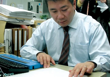 Có một tờ báo đọc bằng tay ảnh 3