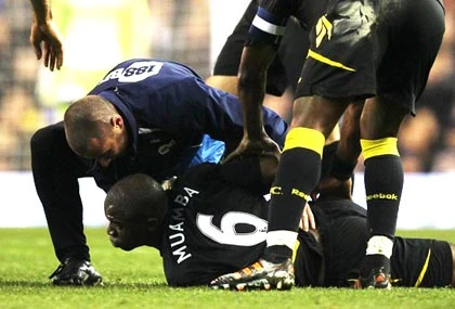 Bác sỹ hé lộ: Sau đột quỵ, Muamba đã tắt thở 78 phút! ảnh 2