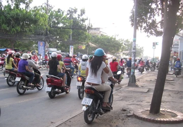 Xe vẫn leo lề ảnh 1