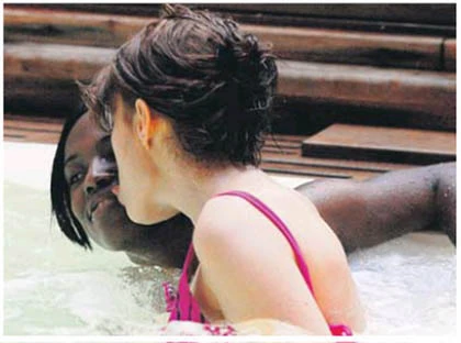 Tình cũ cay cú đua nhau trả thù cả nhà Balotelli ảnh 1