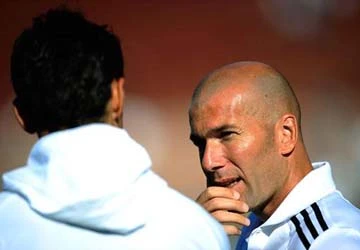 Zidane gần 40 tuổi vẫn cắp sách tới trường ảnh 1