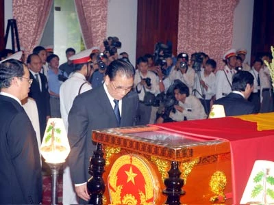 Tổng Bí thư Nông Đức Mạnh trước linh cữu cố Thủ tướng Võ Văn Kiệt