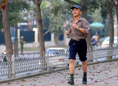 Thể dục buổi sáng ở Hà Nội ảnh 7