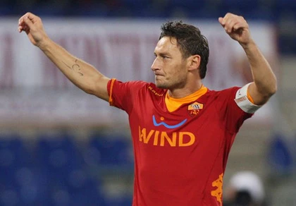 Totti đi vào lịch sử Serie A ảnh 1