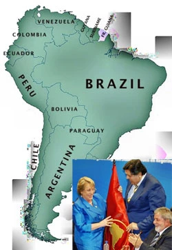 Tổng thống Chile Michelle Bachelet (trái), chủ tịch đầu tiên của Liên minh Các nước Nam Mỹ.