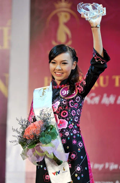 Hoàng Anh thay Thùy Linh vào thẳng top 15 HHTG Người Việt.