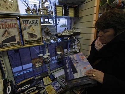 Khách bị ốm, tàu tưởng niệm Titanic quay về ảnh 4