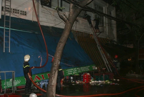 Cháy lớn sát chợ Bến Thành ảnh 4 Cháy lớn sát chợ Bến Thành ảnh 4