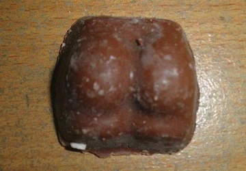 Nhà trường tặng socola... khiêu dâm cho học sinh ảnh 3