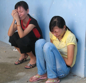 Nhiều người bật khóc khi vào bệnh viện tìm thân nhân. Ảnh: MINH TRÂN Nhiều người bật khóc khi vào bệnh viện tìm thân nhân. Ảnh: MINH TRÂN