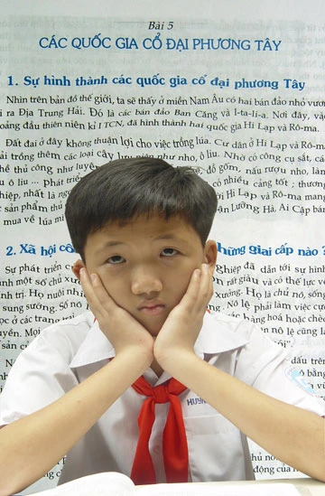 Em học sinh lớp 6 này khó có thể hứng thú với những bài học lịch sử đặc chữ như thế này! Ảnh: HTD