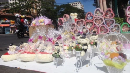 Hoa, quà Valentine ế ẩm ảnh 1 Hoa, quà Valentine ế ẩm ảnh 1