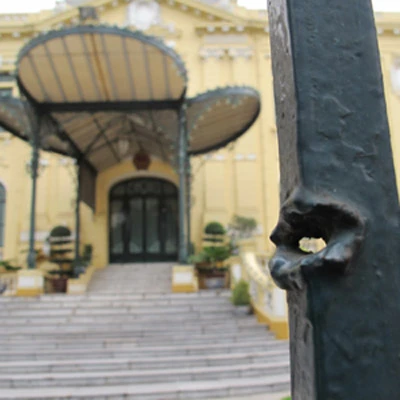 Cận cảnh hàng trăm vết đạn ghim vào hàng rào sắt ảnh 1