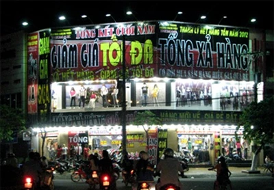 Cận Tết, săn hàng "bán rẻ như cho" ảnh 1