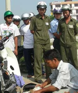 Công an, dân phòng phường Tân Tạo đang mời “thầy” Phú về làm việc.