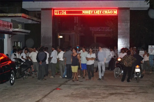 Bé trai tử vong, dân vây bệnh viện đòi "xử" bác sĩ ảnh 1