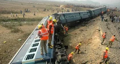 Hình ảnh vụ tai nạn tàu khách kinh hoàng tại Ấn Độ ảnh 1