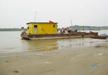 Nổ súng náo loạn ngã ba sông Bạch Hạc ảnh 1