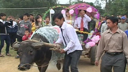 Hà Nội: Sốc với đám rước dâu bằng dàn ô tô cổ ảnh 3