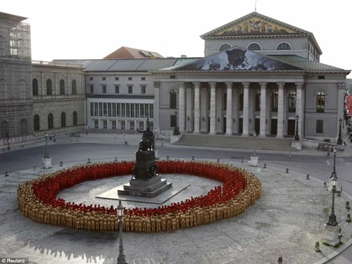 Hàng ngàn người khỏa thân vì nghệ thuật ảnh 3